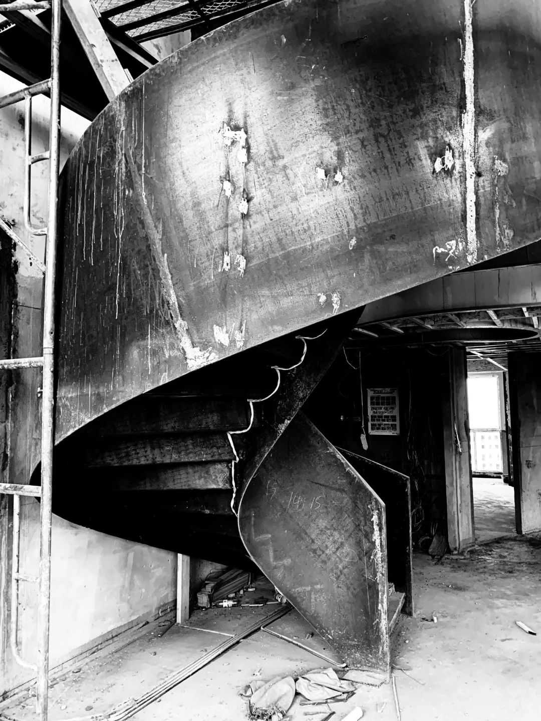 灰色调空间中的光影探索-36