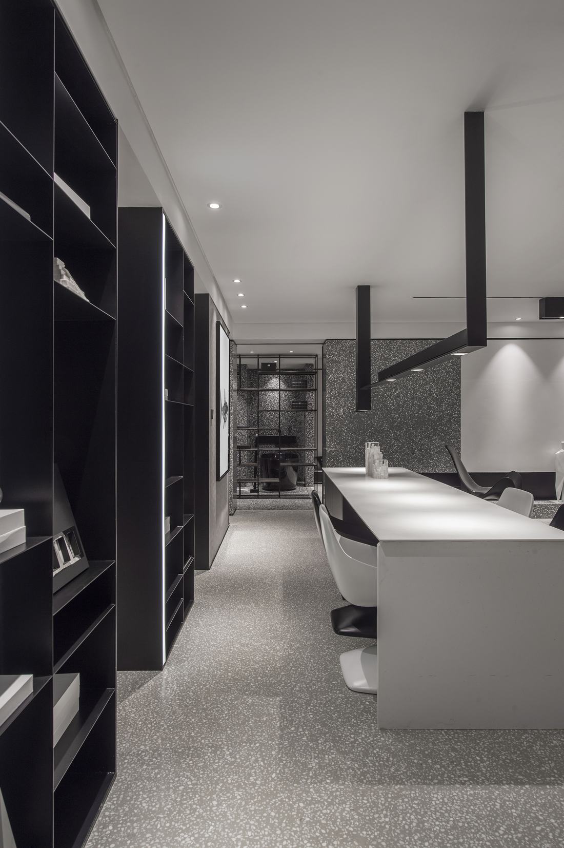 140平米爆改为一室，宠物鲨鱼的黑白世界极简至极-13