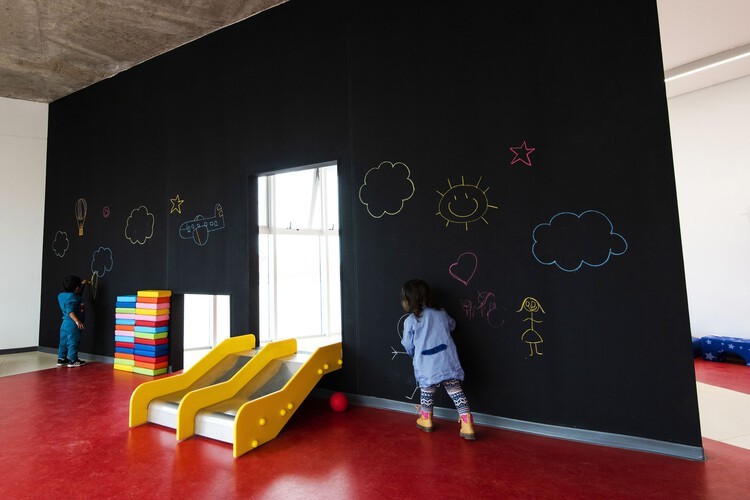 Jardín infantil y sala cuna Golondrina de Valparaíso / Pedro Lomboy Castillo | ArchDaily en Español-47