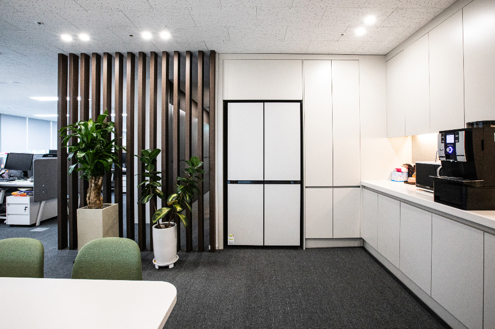 白色与木色的极简奢华 | 100 平米办公室的优雅内饰-16