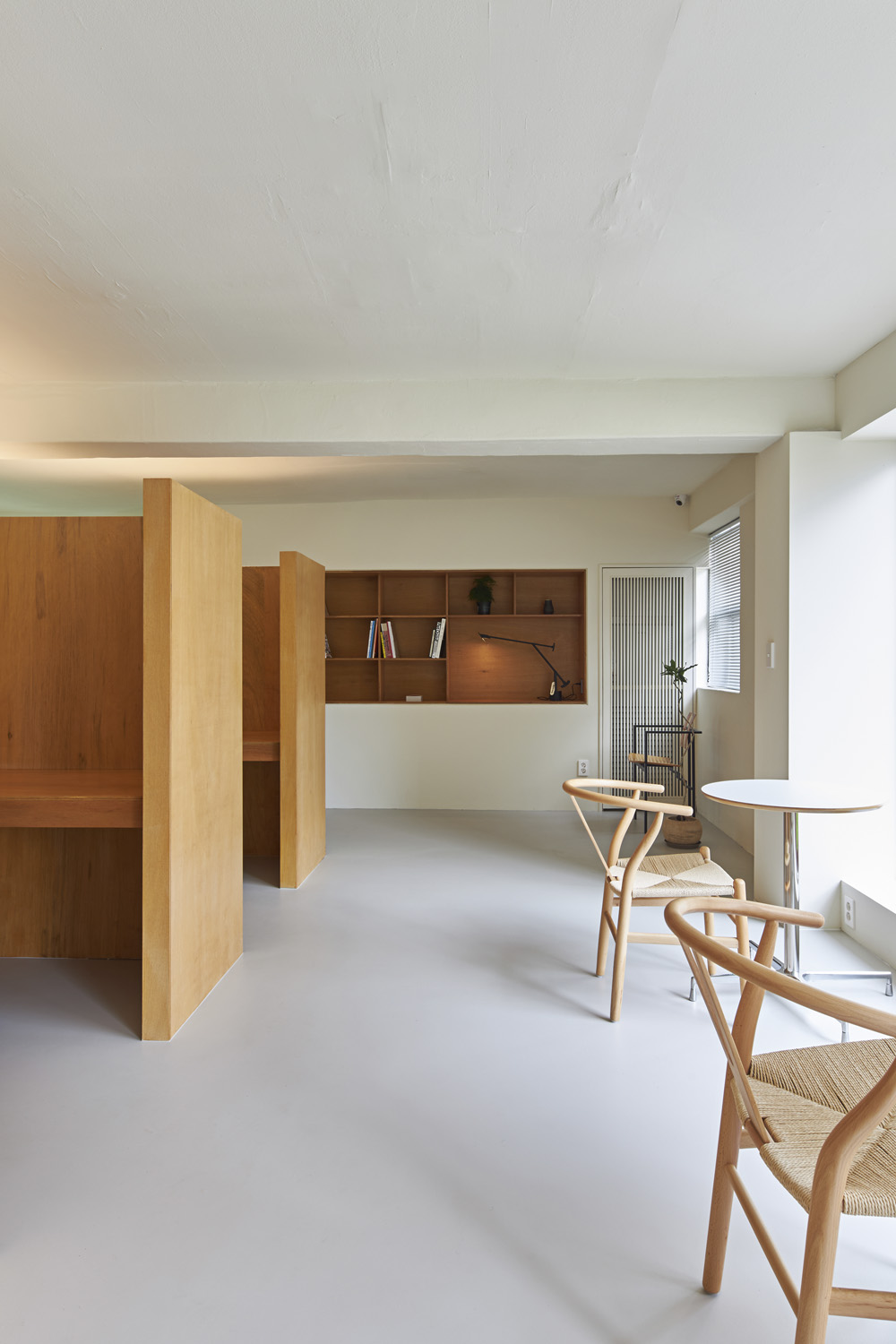 白色与木色，打造 24 平米共享办公室的极简魅力-15