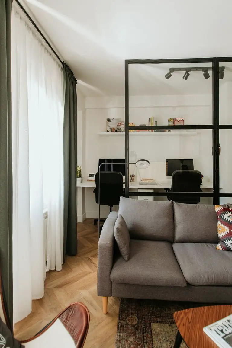 西班牙家庭公寓的工业风办公室设计-4