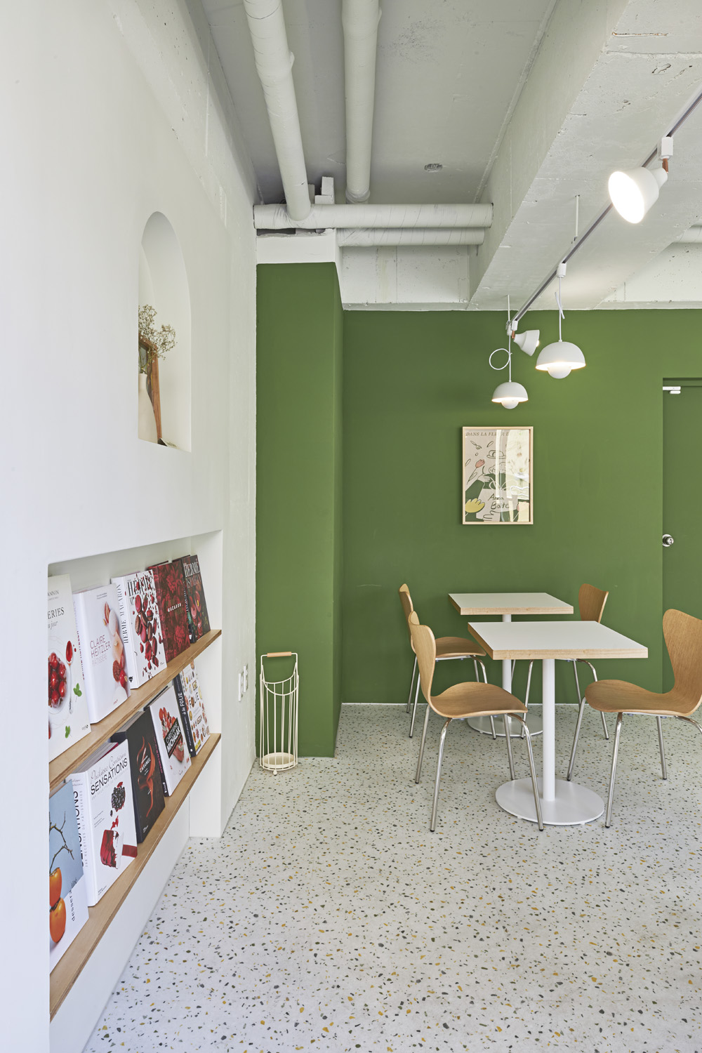 十坪咖啡厅的现代简约设计风格-9