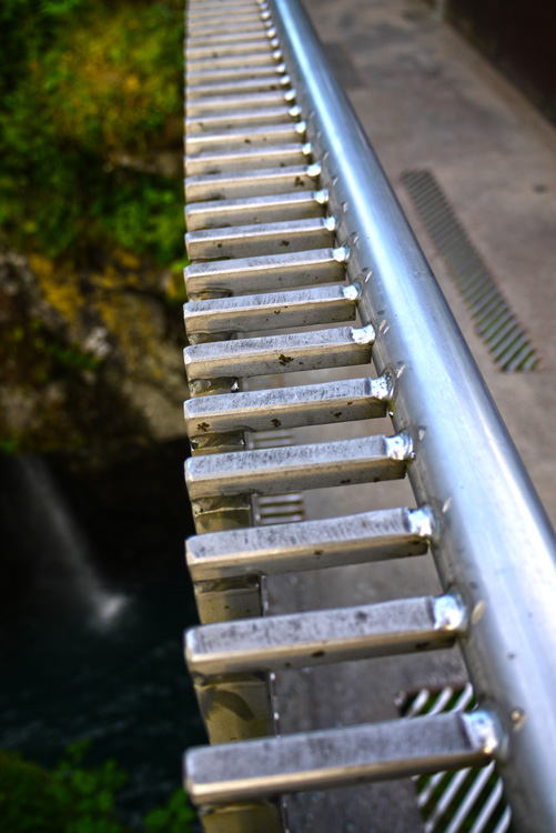 景区悬挑在悬崖上的桥-1