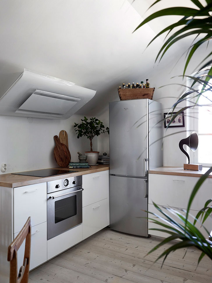 多彩内饰与内部窗户打造独特斯堪的纳维亚风格家居-13