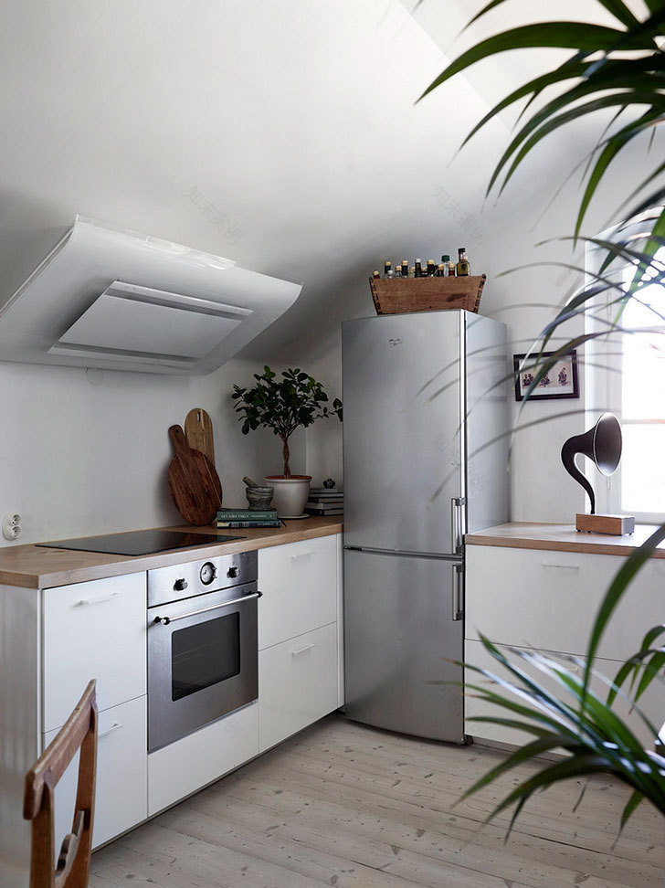 多彩内饰与内部窗户打造独特斯堪的纳维亚风格家居-13