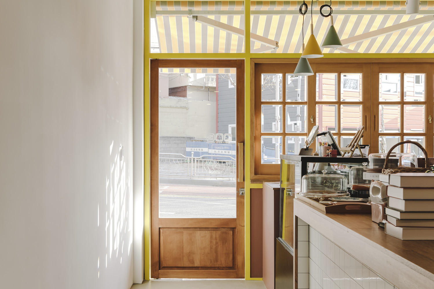 黄色亮点可爱风，20 平米甜品咖啡厅设计成本-13