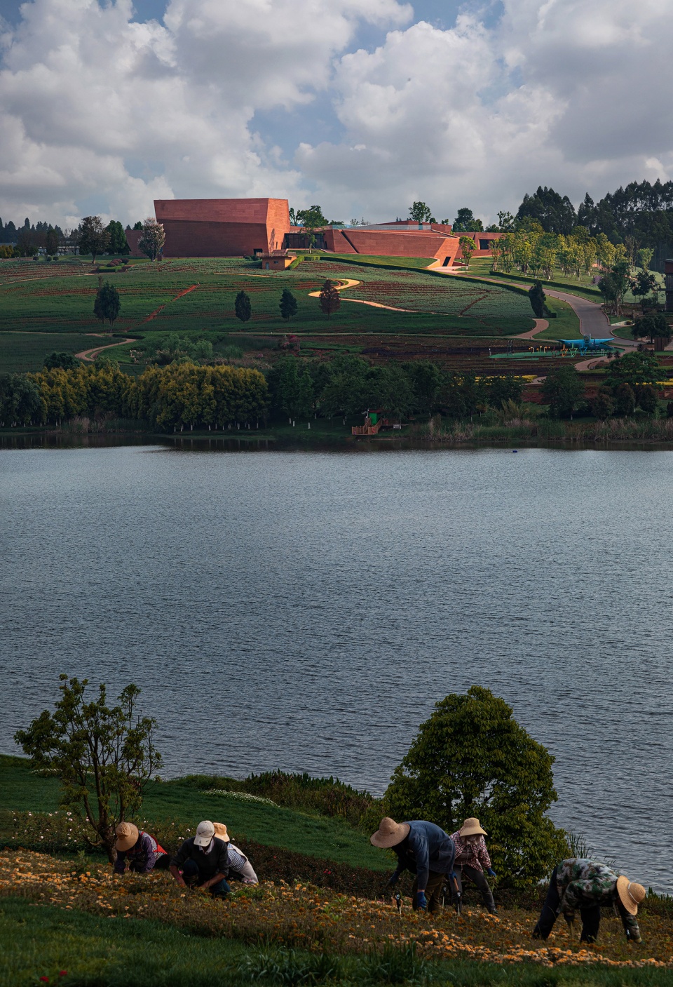 云南东风韵艺术中心 | 红土地上的现代石雕艺术-1