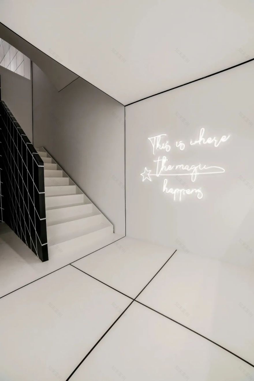 黑白内饰碰撞极简空间-22