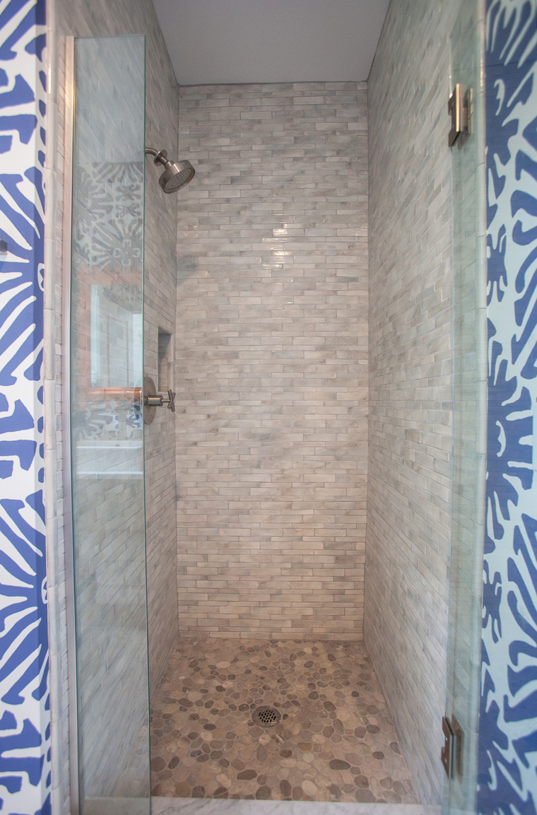 Stunning Freestanding Pool House designed by DAG Design using shades of blue to reflect its beautiful surroundings DAG设计的令人叹为观止的独立游泳池-用蓝色的阴影来反映它美丽的环境-17