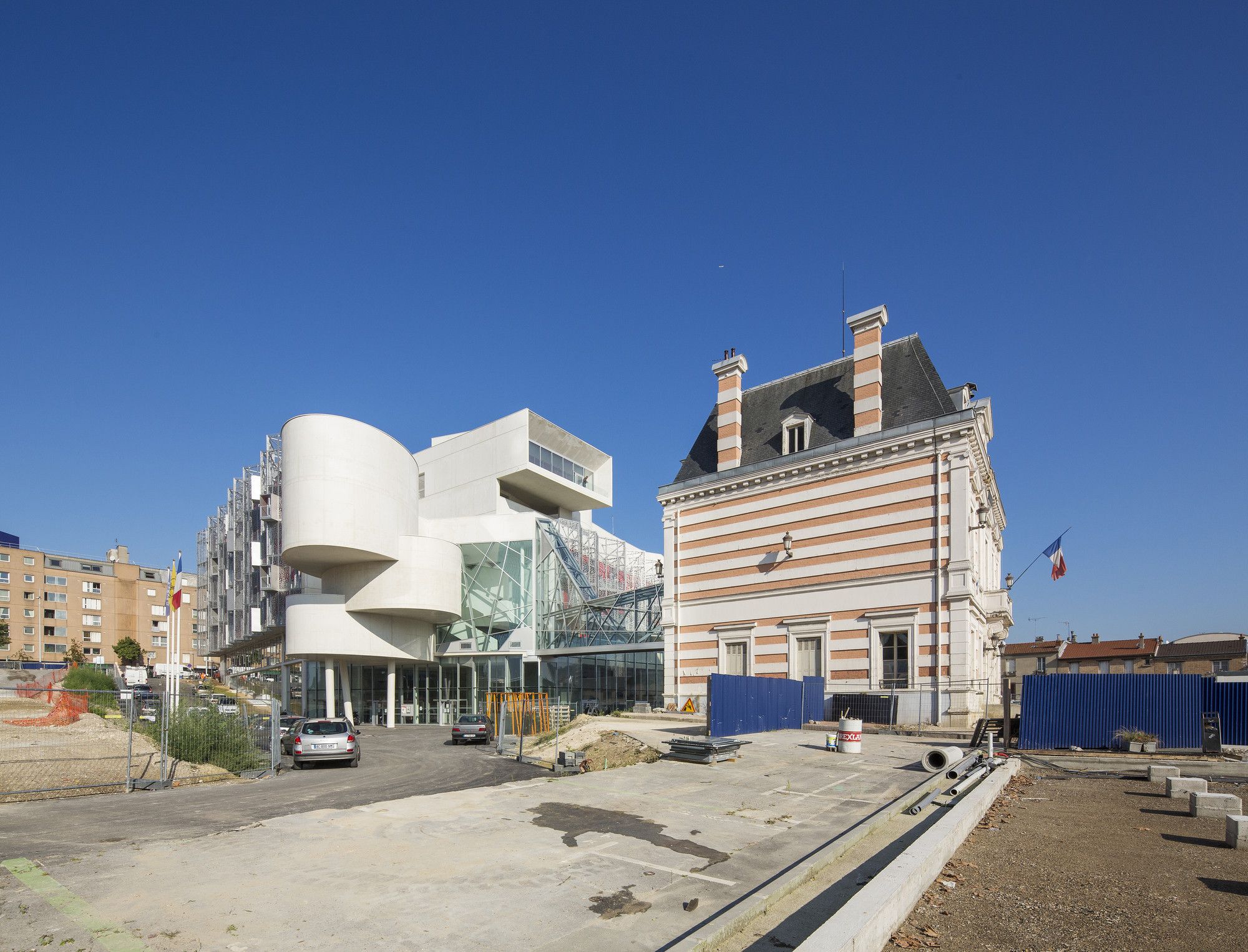 融合新旧的法国巴尼奥莱市政厅设计-16