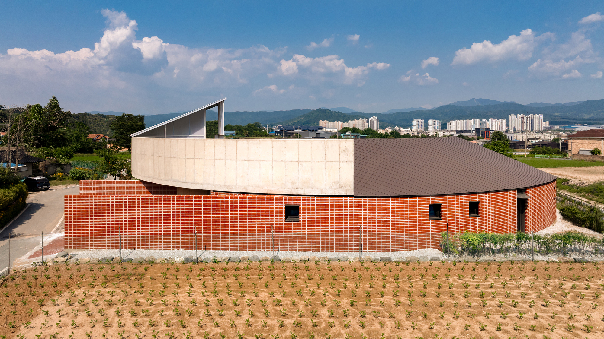 A House that Embraces Its Vegetable Garden  / sukchulmok+BRBB Architects-27