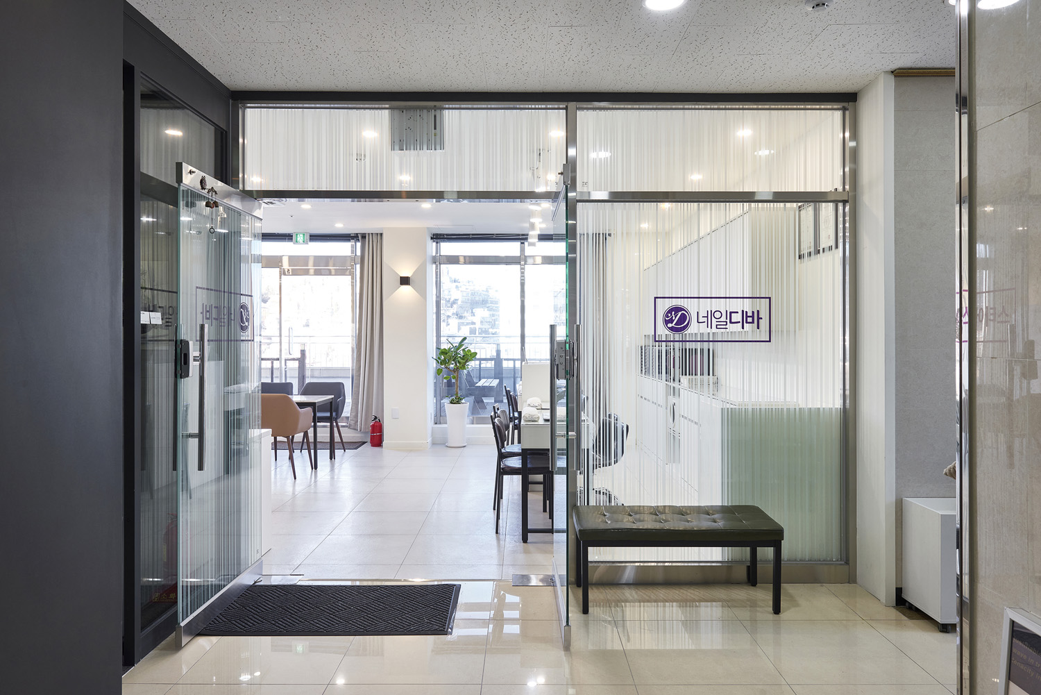 22 平米极简卧室，白色调的完美运用-16