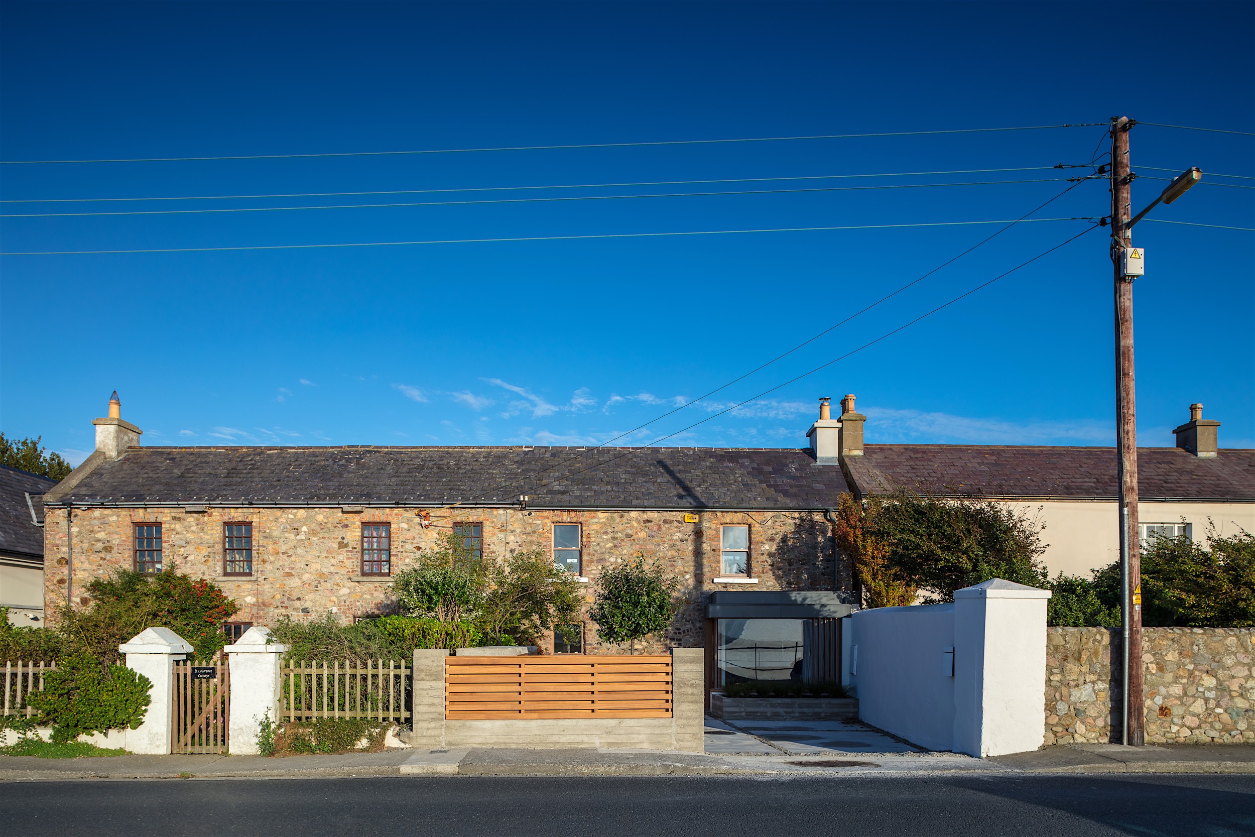 都柏林湾畔“扭曲阶梯”住宅，打造私密庭院空间-0