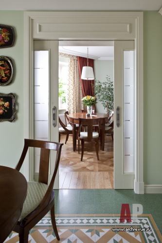 三室传统带彩绘玻璃与向日葵元素公寓丨Яровикова Анна,Мясникова Юлия-16