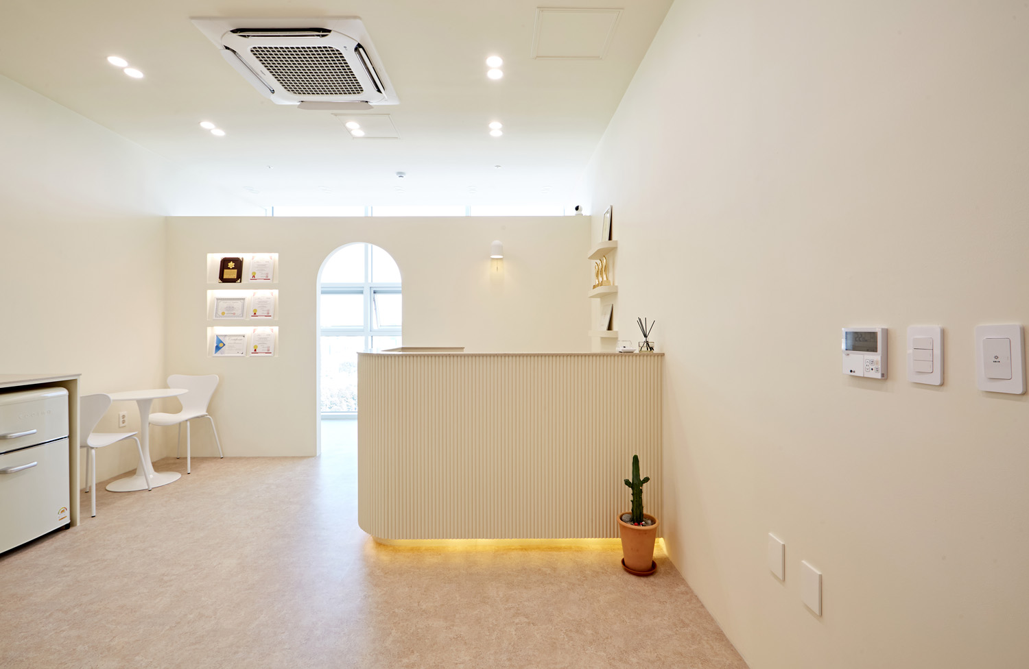 白色与混凝土的完美融合 | 9 坪小空间的精致室内设计-4