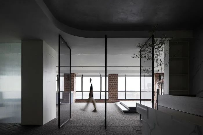 黑白交接的理性与感性 · 律师事务所的现代设计丨陆槛槛空间设计-19