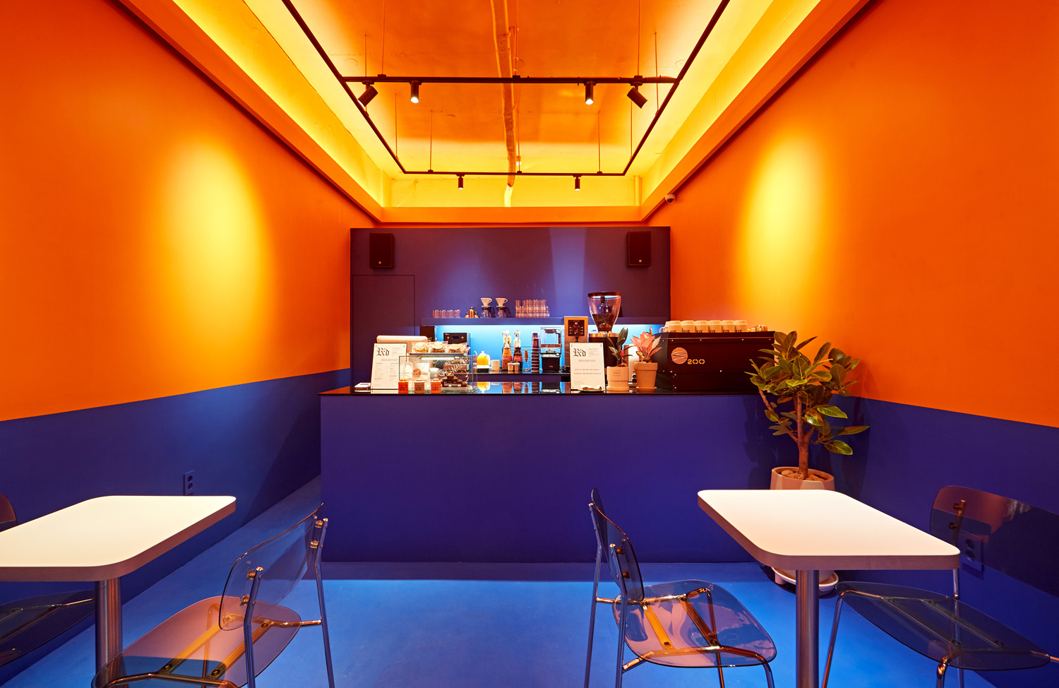 色彩斑斓的咖啡厅 | 迷你咖啡馆的室内设计魅力-4