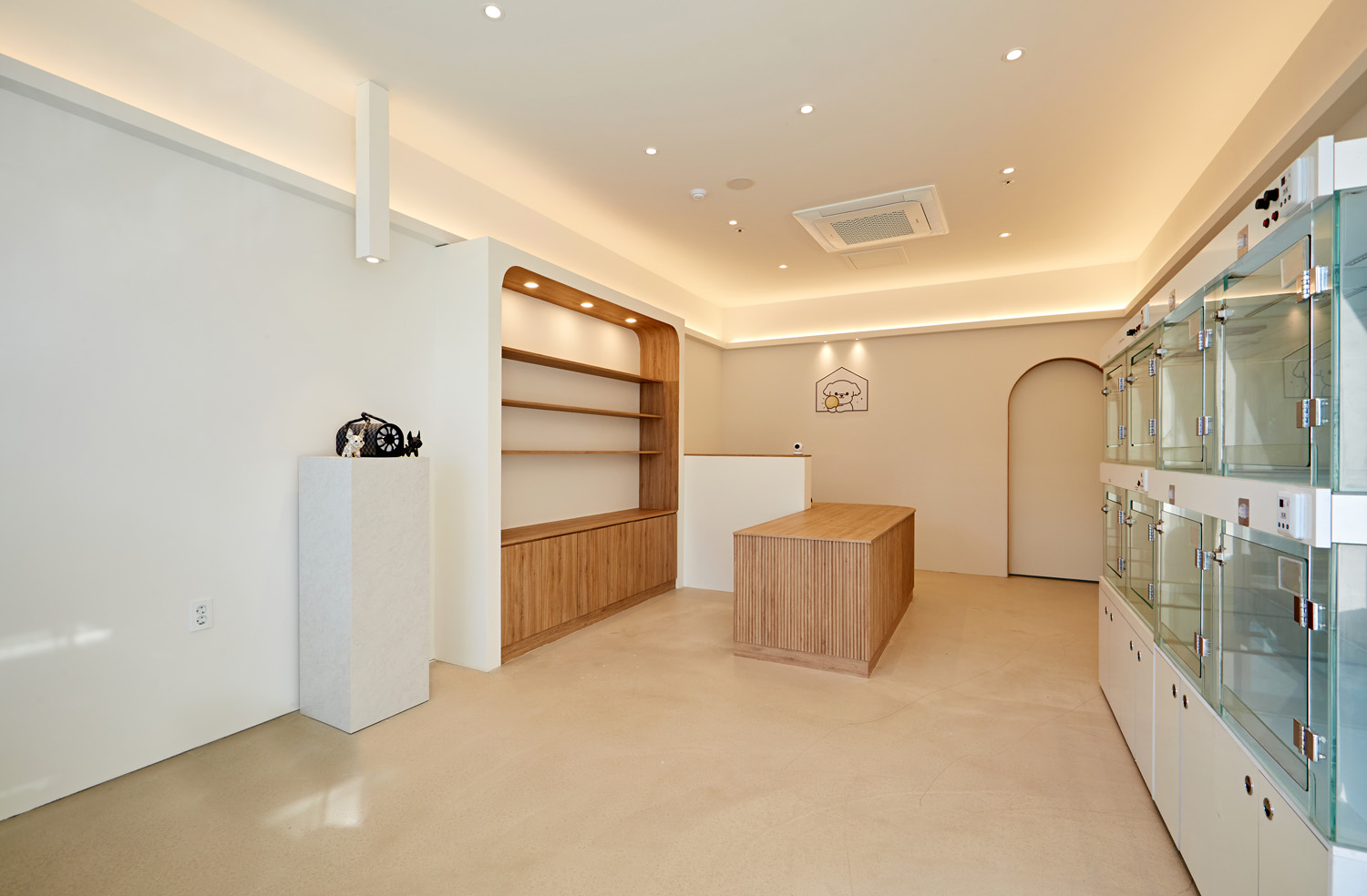 白色与木材的完美融合 | 12 平米小空间的精致内饰-4