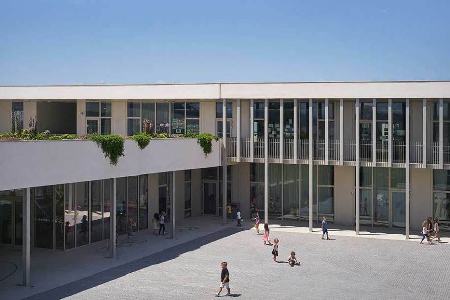 法国 Pomme de Pin 学校建筑群 | 室内景观丰富,融入自然-31