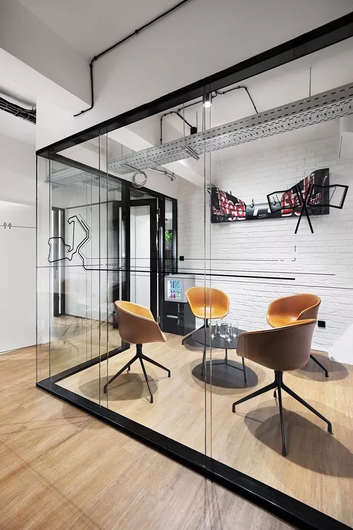 红牛布拉格办公室 | 极简工业风的千禧社区-13