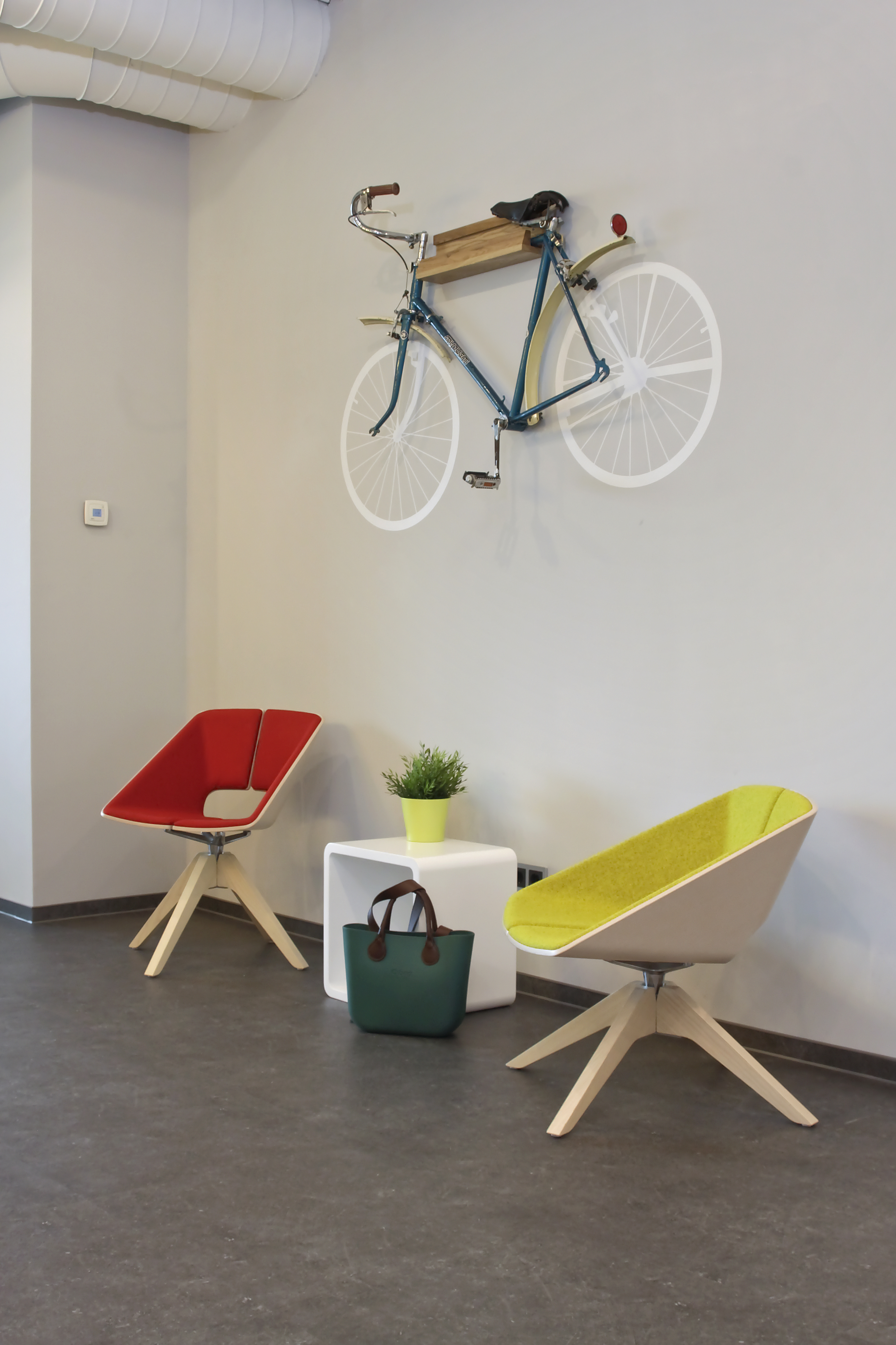 现代科技融入的灰色空间-18