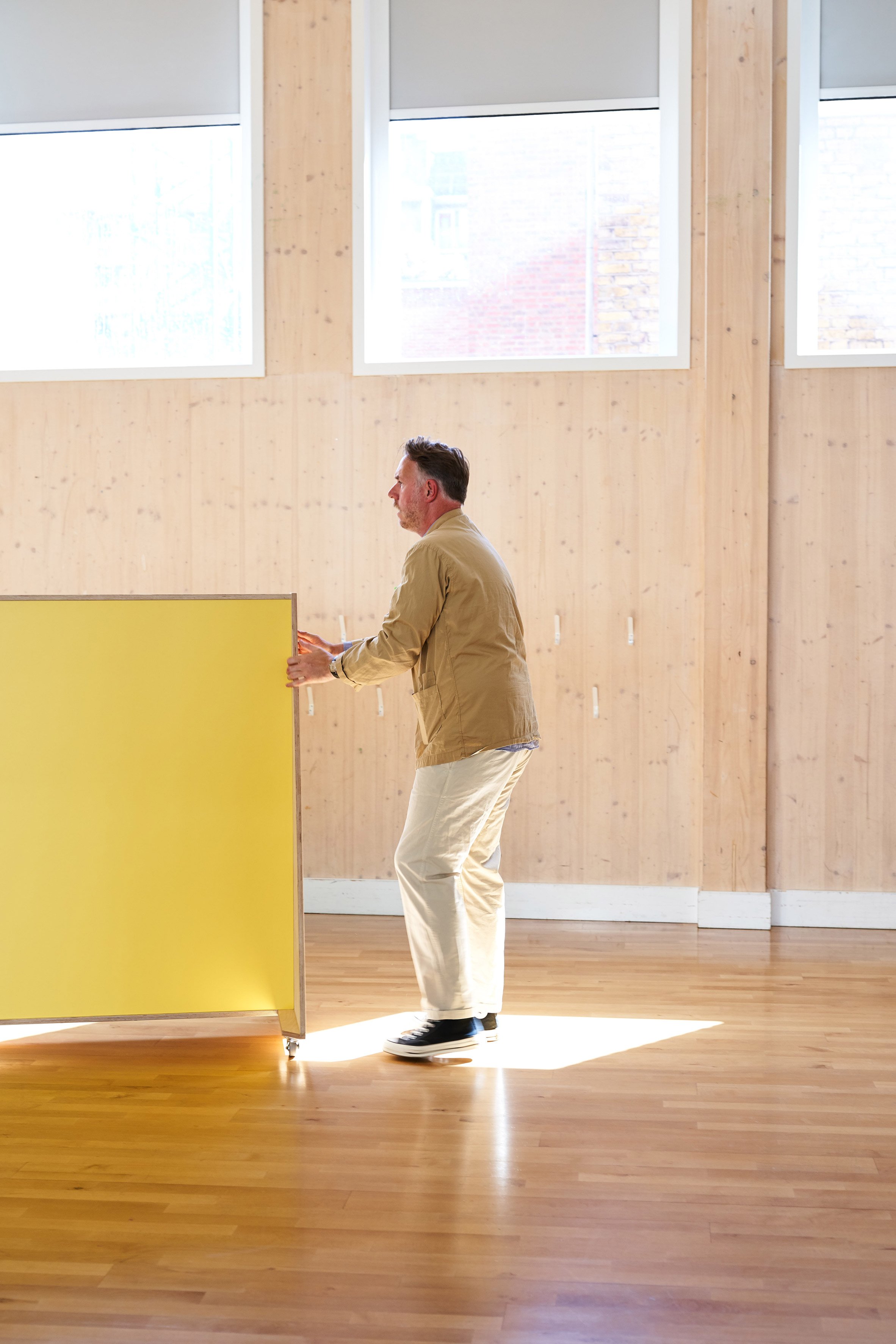 伦敦小学打造社交距离家具,彩色移动屏幕助力防疫-16