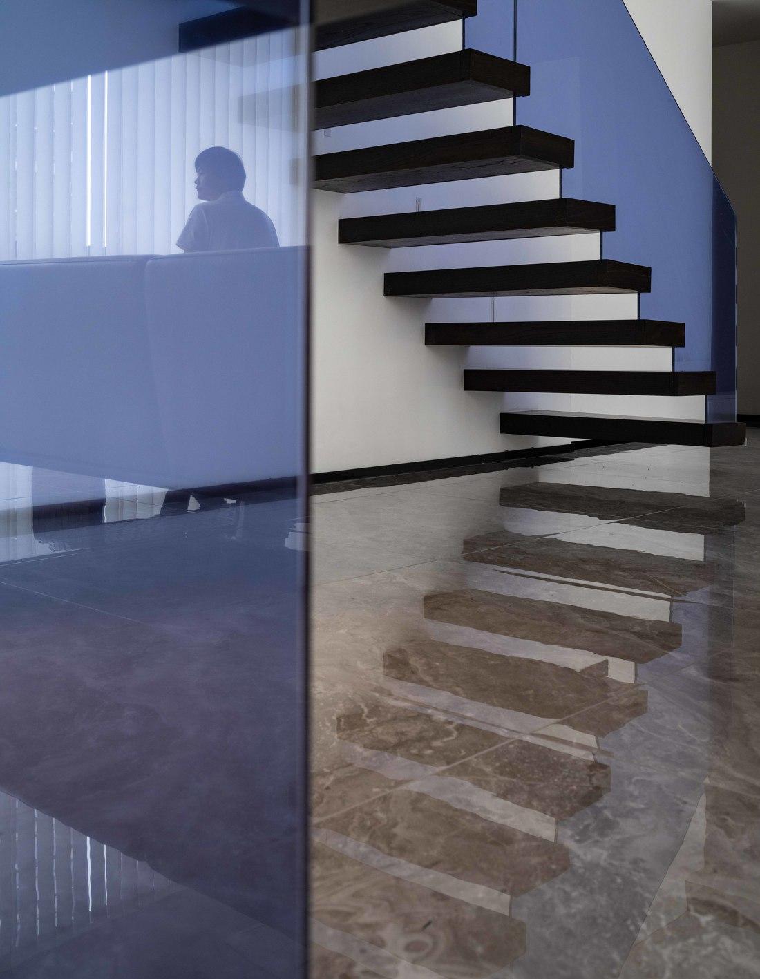 悬空楼梯下的蓝调空间丨中国广州-26