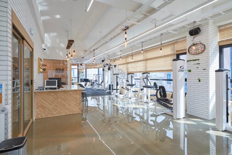 现代明亮 60 平健身中心，专业与时尚的完美融合-3