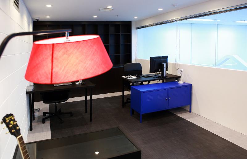 简约白诠释优雅办公空间-13