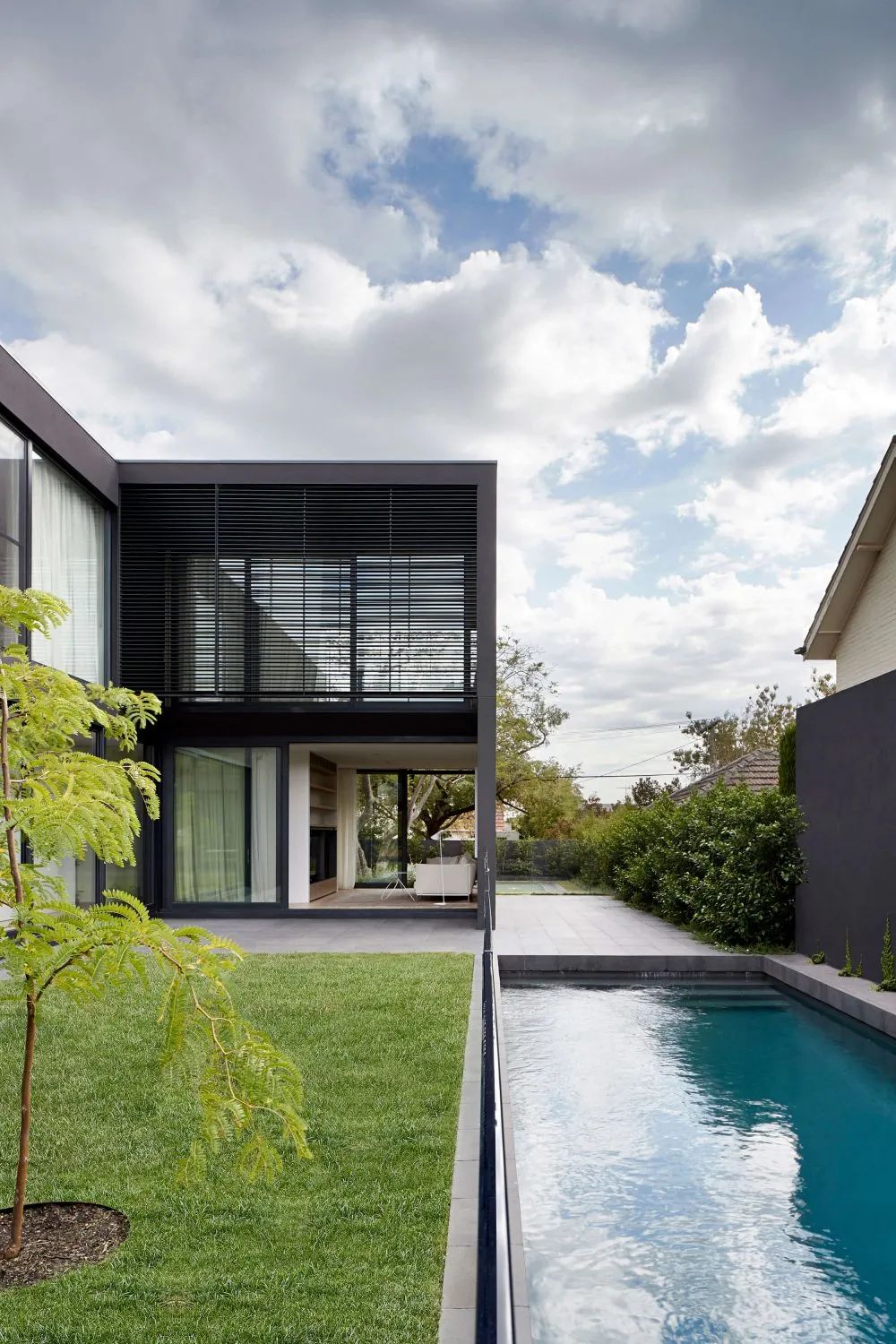 墨尔本 U 型现代别墅 | 坚固与温暖的二元探索-35