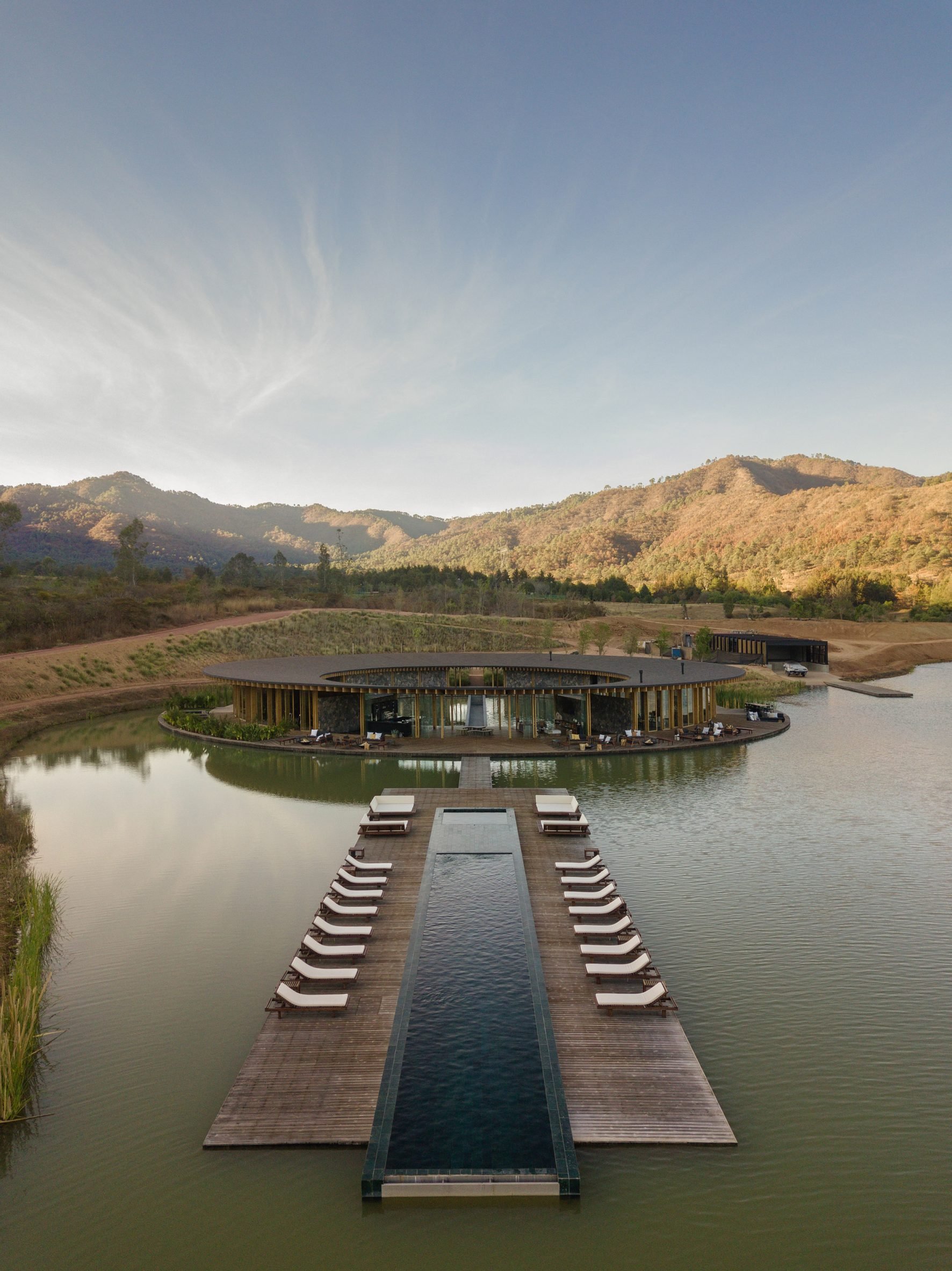 墨西哥圆形湖边俱乐部,木石交融的自然之美-21