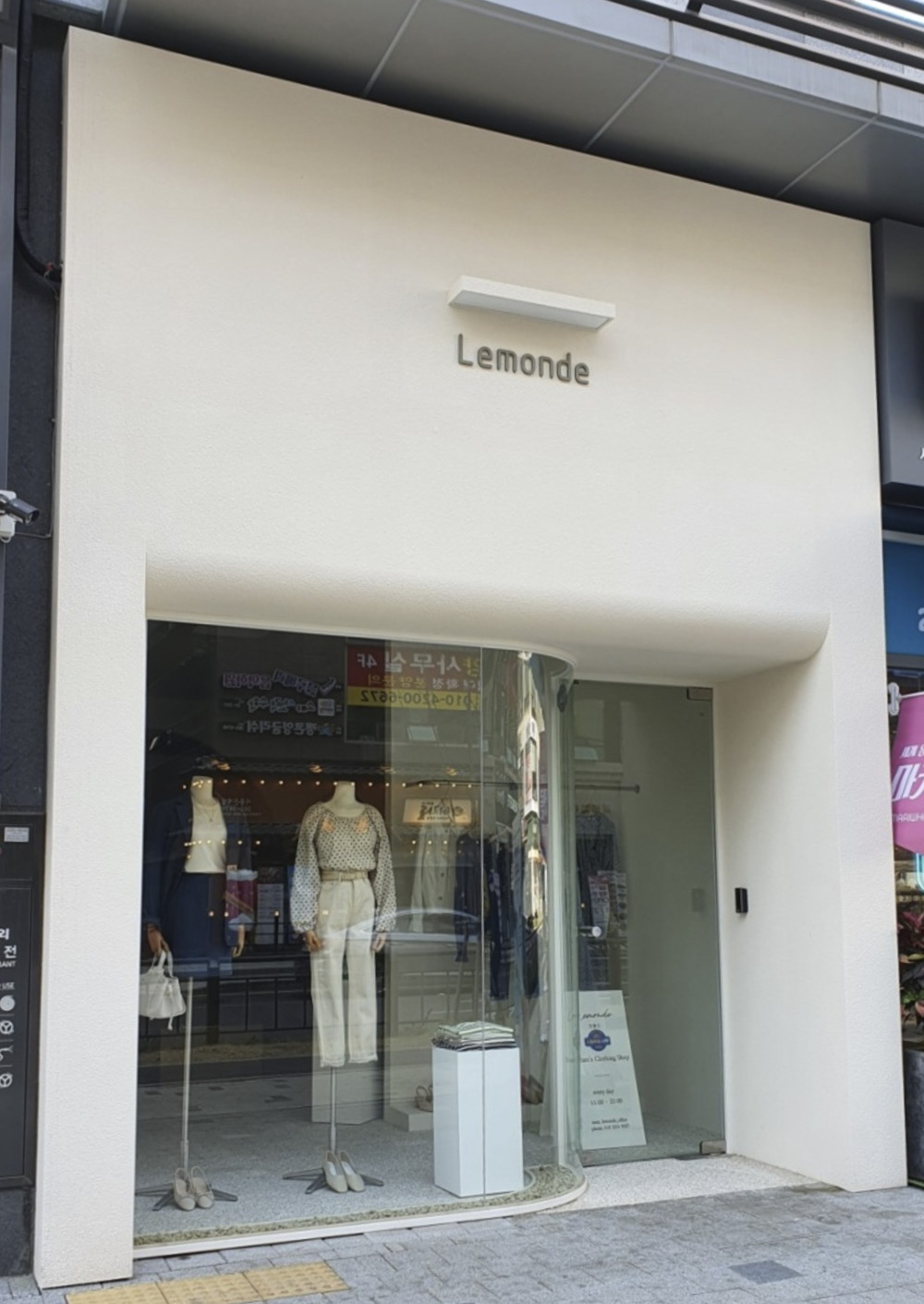 18 平米极简风格时尚店铺设计-2