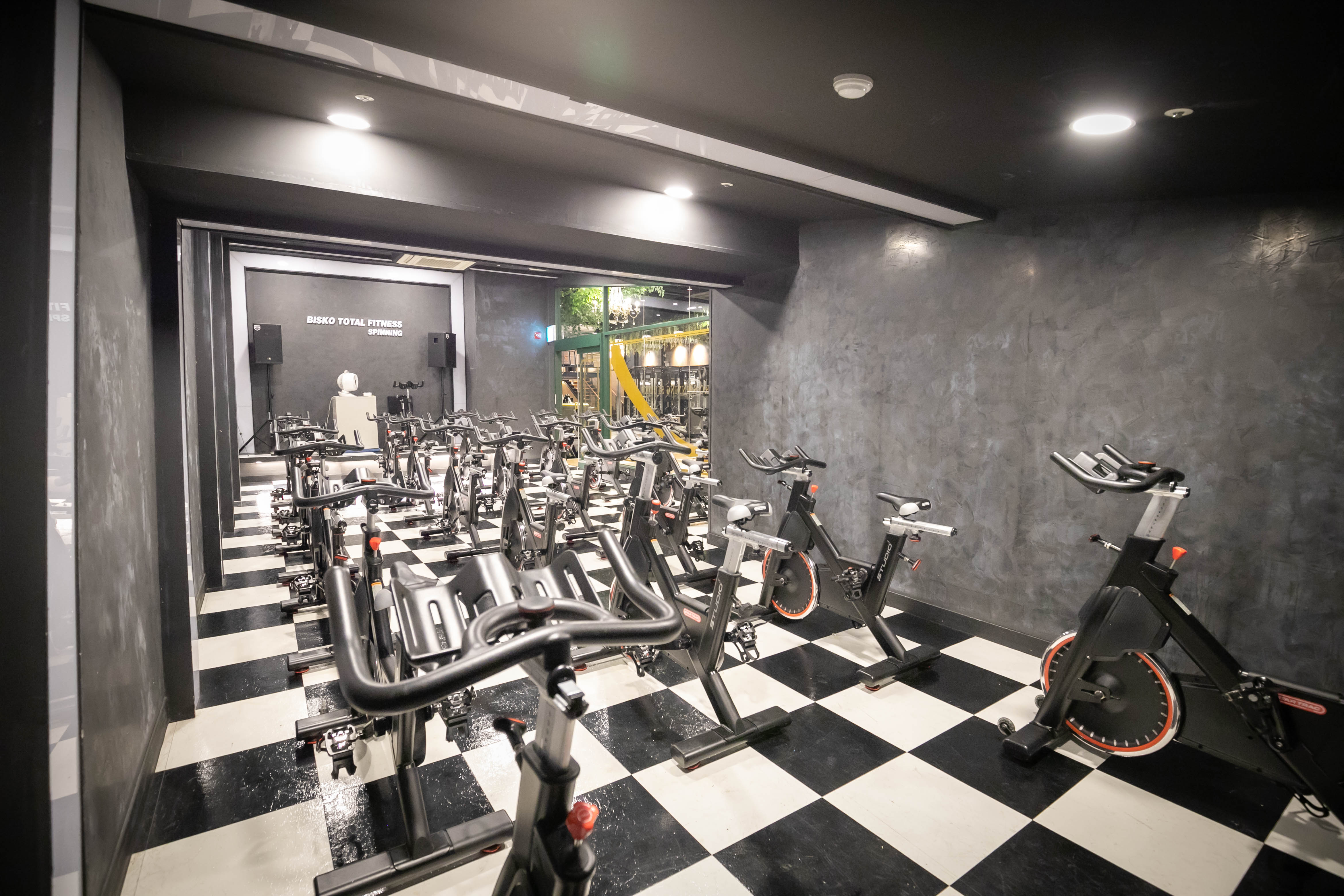 现代工业风格的健身中心设计-16