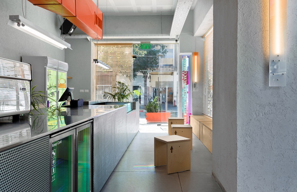 巴兹莱咖啡馆 | 模块化座椅与多彩玻璃营造独特氛围-11