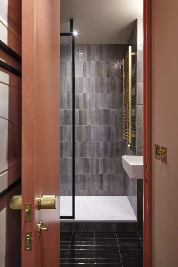 伦敦 Barbican 公寓巧妙改造，色彩与空间的完美结合-14