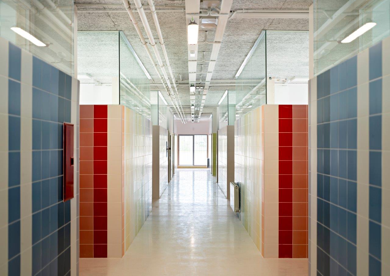 Indira Gandhi Public School · 融入地形的教育建筑-54