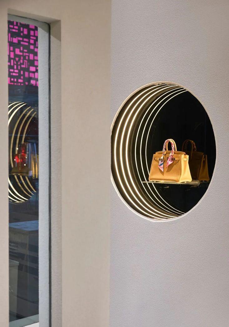 AO×DESIGN 奢侈品店的悬浮桥梁设计-11