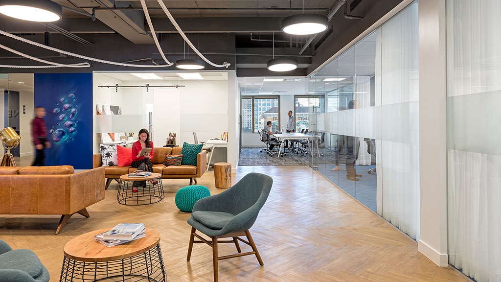 Gensler 打造的水岸风情创新办公空间-5