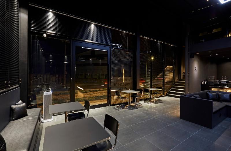 点亮 45 平咖啡店的黑色空间-13