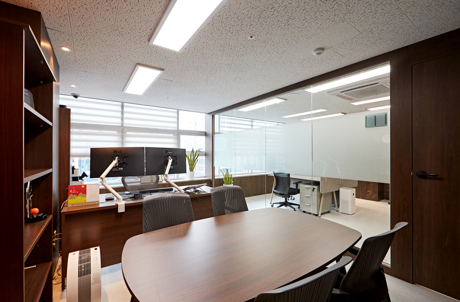 首尔高级会计师事务所的现代极简内饰设计-15
