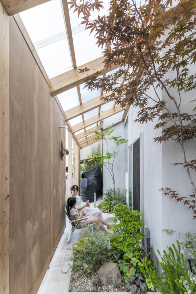 気軽に外と行き来できる鍵形の家　外へと開いた明るい空間で暮らす | Architecture | 100%LiFE-9