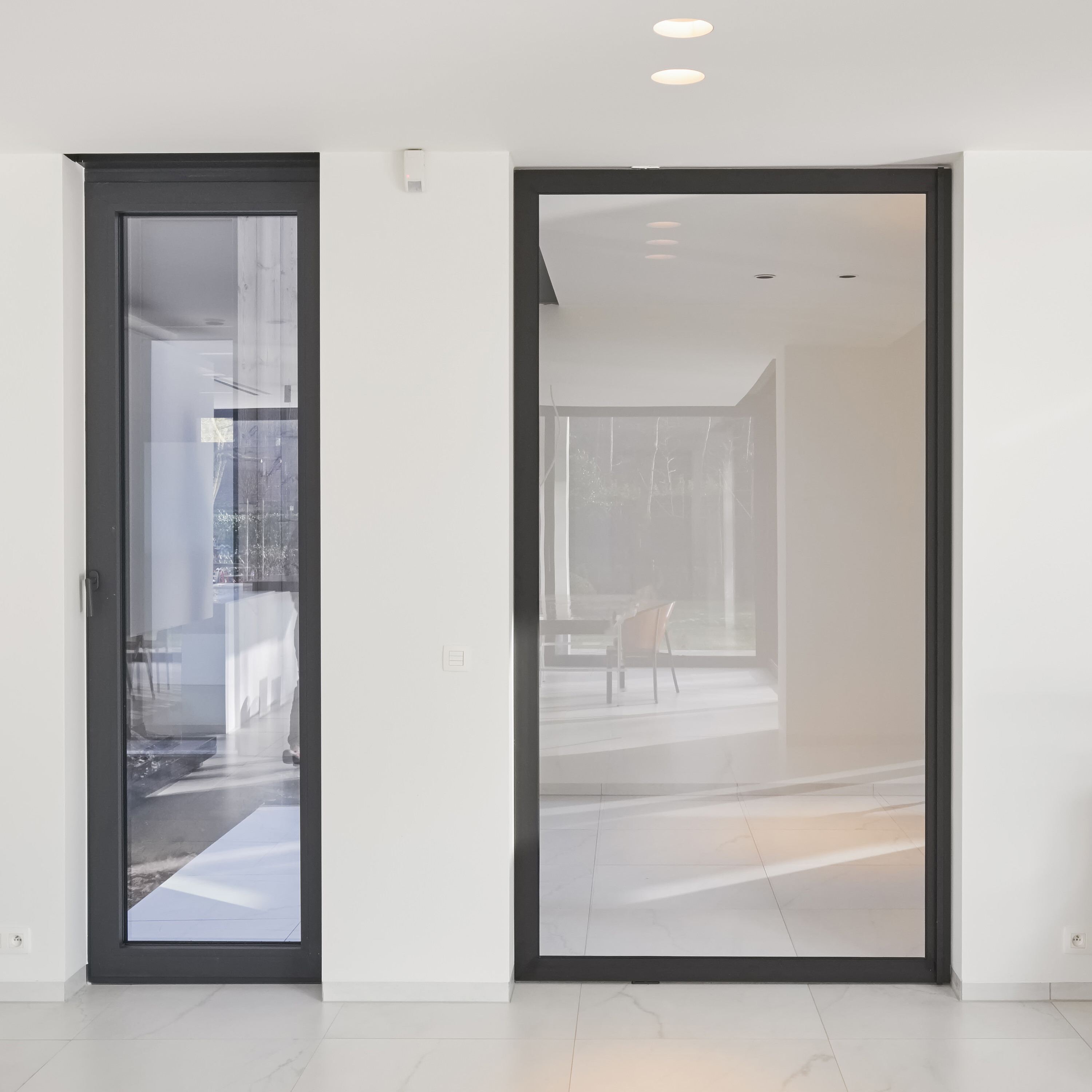 比利时现代住宅中的轻质透明旋转门设计-16