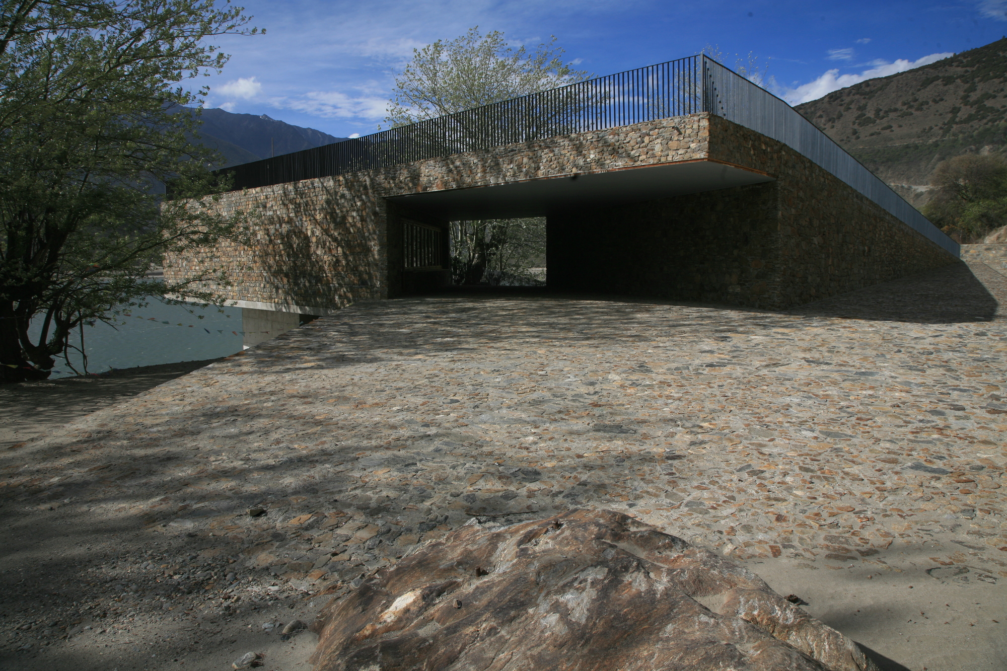 西藏雅鲁藏布江畔的船运终点站-22