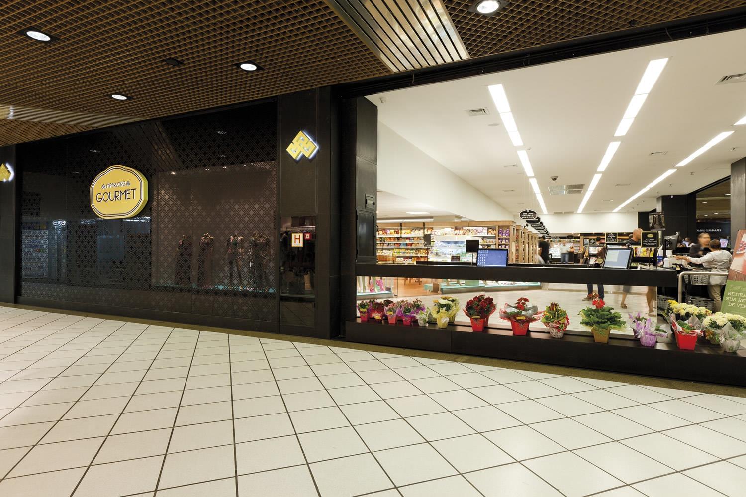 Imperatriz Gourmet · Flavia Guglielmi Arquitetura 的木质魅力办公空间-1