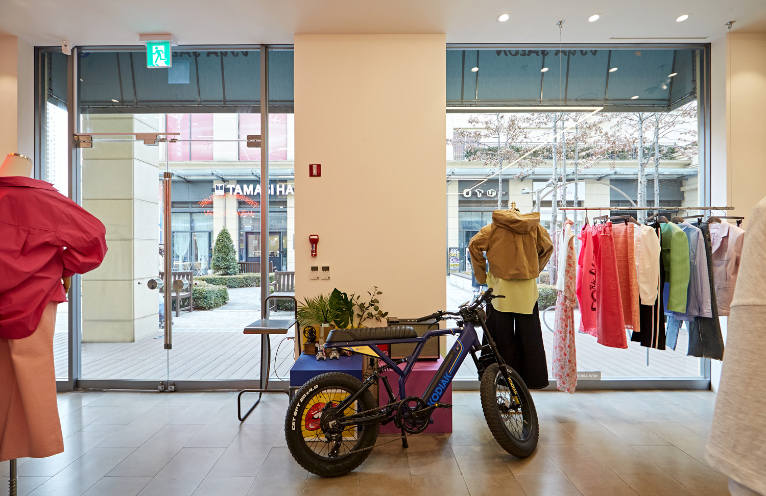 简约 22 平米女性服饰店设计，展现女性柔美魅力-11