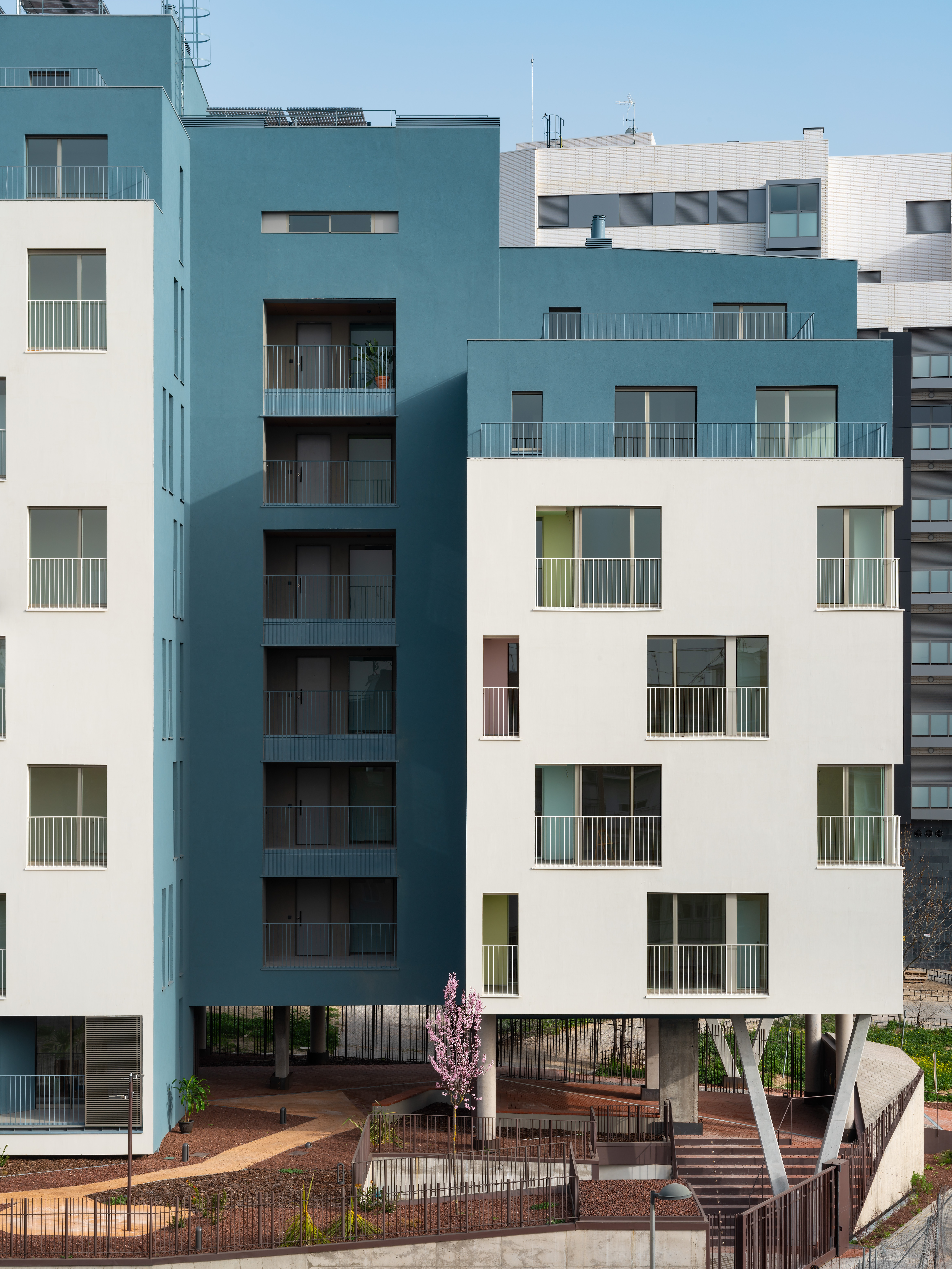 扭转错动：西班牙马德里LaScalA社会住宅 / MARMOLBRAVO＋MADhel-0