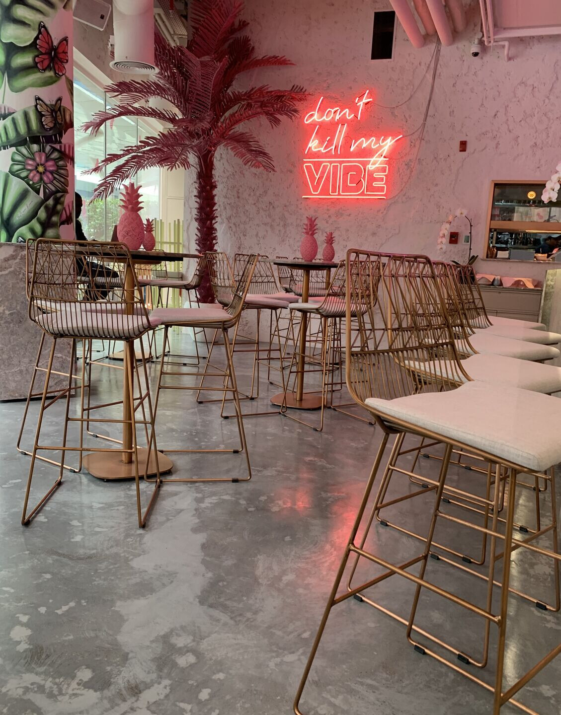 迪拜 Vibe Cafe | 粉色与铜色的健康美食空间-10