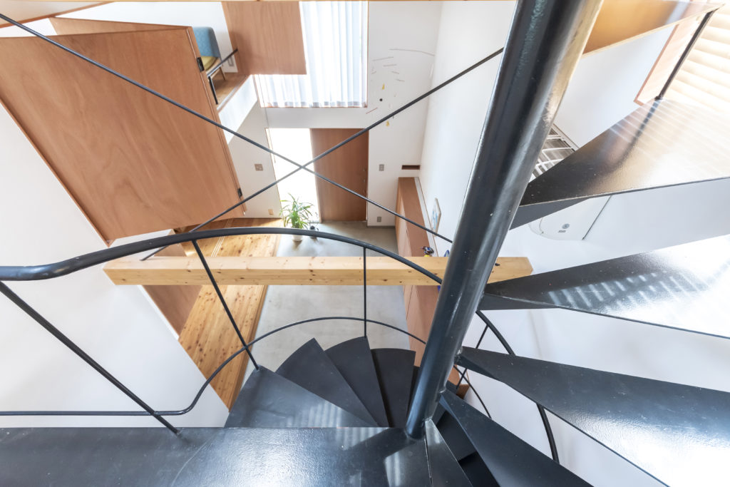 外にも中にも視線が抜けるおおらかなつくりで人が集まる家 | Architecture | 100%LiFE-15