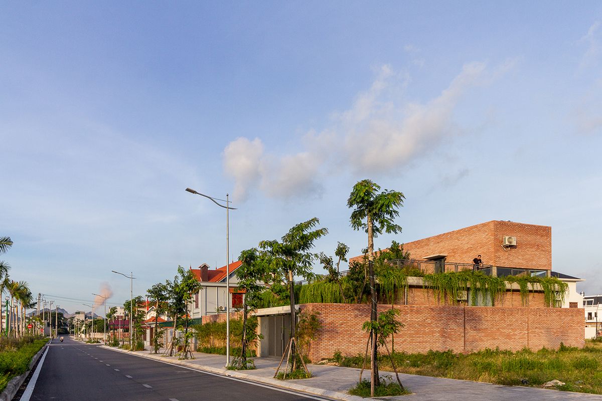 Mạo Khê House - Ngôi nhà gạch đỏ với không gian xanh bao phủ | HGAA-17